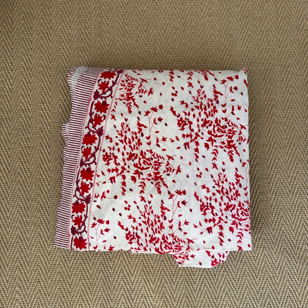 Julia Amory Holiday Tablecloth 120” Round